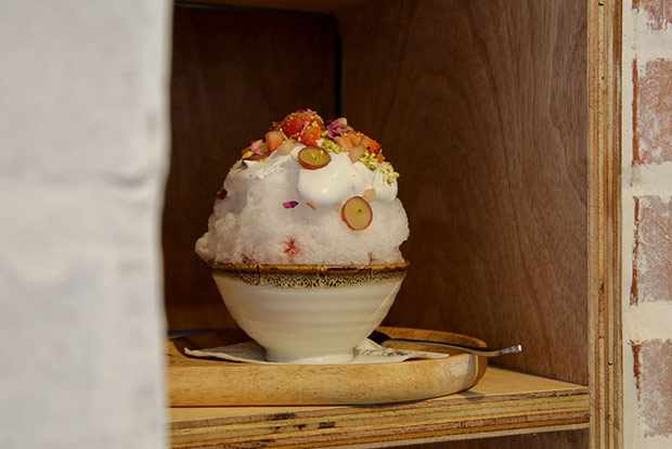 Once your kakigōri is ready, your queue number will flash and you pick it up from the shelves.