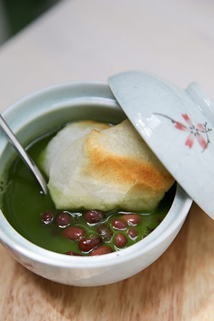 If you prefer a hot item, try the Matcha Zenzai with toasted mochi, red beans served with warm matcha.