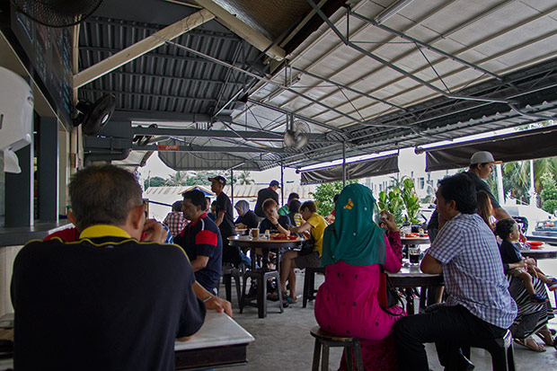 The hungry breakfast crowd at Kluang Rail Coffee.