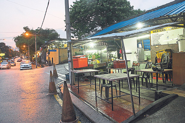Look for this no signboard stall at the corner of Jalan Raja Uda and Jalan Datuk Abdul Malek for the original mangga susu.