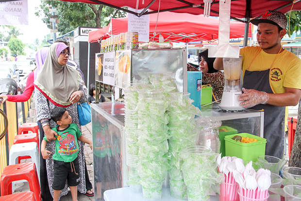 There'll be customers patiently waiting in line for their mangga susu at Pinggiran Batu Caves.
