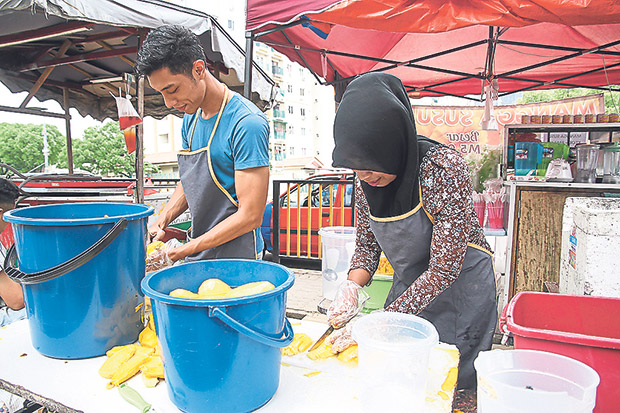 Preparation work at the Pinggiran Batu Caves stall starts from 12.30pm onwards as they need to peel and cut each of the mangoes.