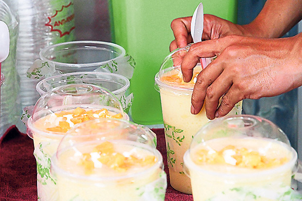 Each order of mangga susu is accompanied with a straw and spoon.