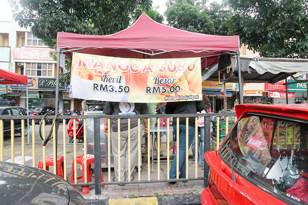 Look for this banner to identify their mangga susu stalls around the Klang Valley.