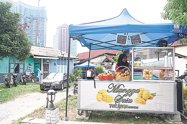 If you’re hankering for mangga susu in the daytime, drop by the Gerai Tok Abah in Kampung Baru.