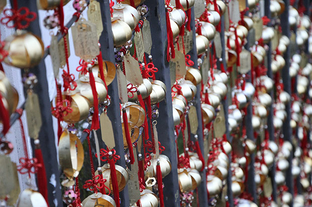 Devotees hang wind chimes on either side of Wenwu Steps to ask for blessings.