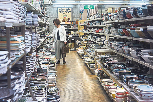 While mainly catering to restaurants, Doguyasuji is also a haunt for ceramic lovers and plate collectors.