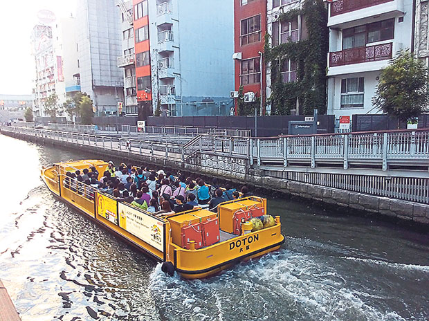 Besides feasting on Osaka specialties, cruising along the canal is a popular activity at Dotonbori.