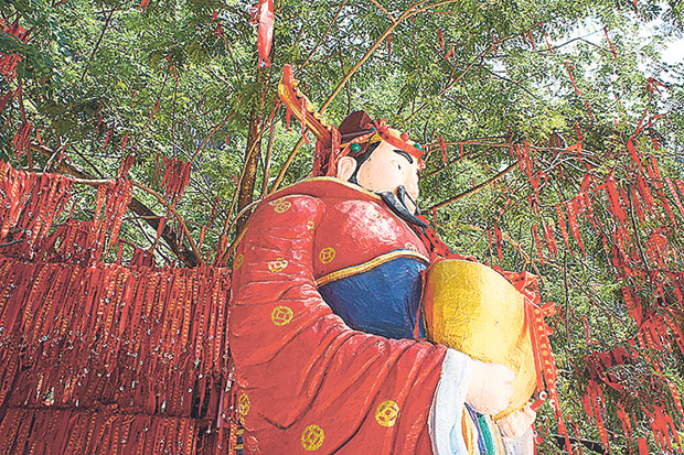 Everyone wants the blessings of the God of Prosperity.