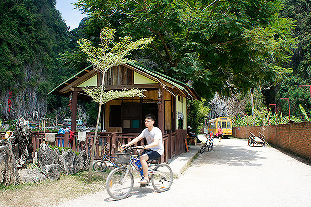 A variety of bicycles are provided free for visitors' use.