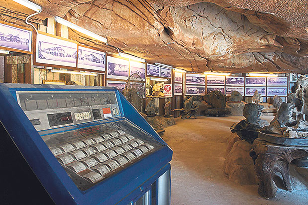 Be entertained by classic Canto pop tunes from this jukebox.