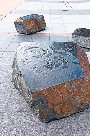 Shen Lieyi’s Rain (2001) is a group of black granite stones with water ripples on their surfaces.