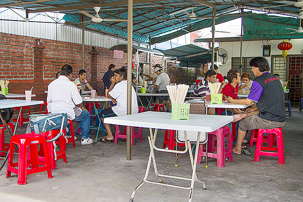 The Hoo Khiew Prawn Cracker Noodles shop is a converted house with the front yard acting as the dining area.