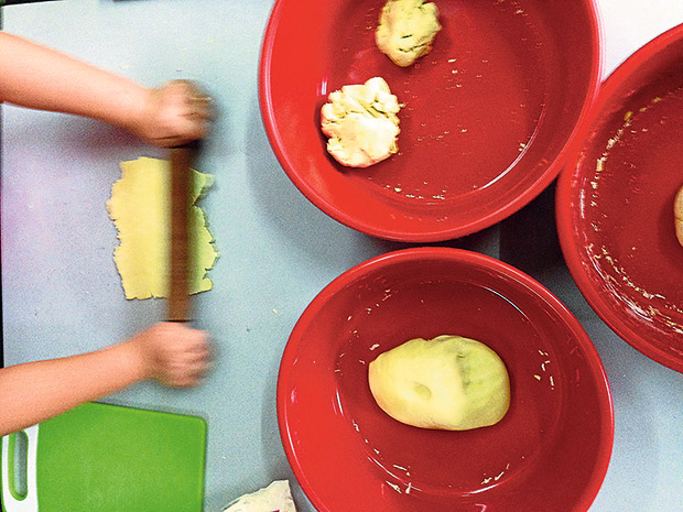 Adequate kneading is the key to springy noodles.