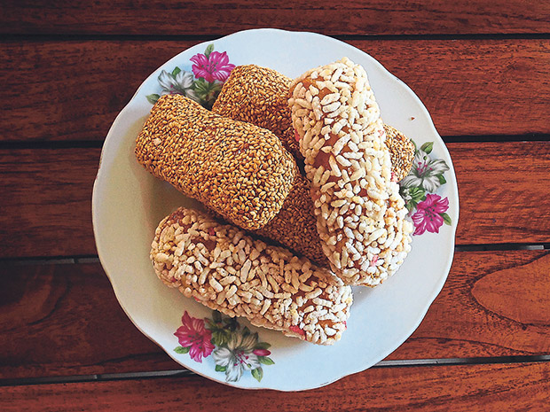 Mua lao (with sesame seeds) and lao huei (coated in rice pops).