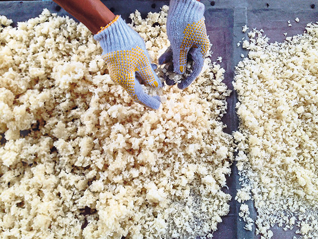 One of the seven laborious steps involved in the making of mua lao and lao huei.