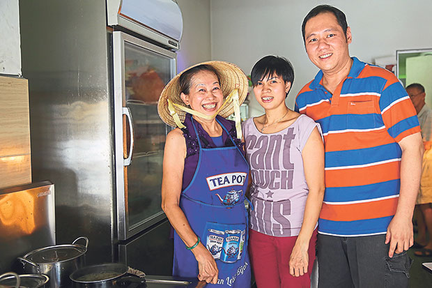 It’s a family affair at Ara Vietnamese Noodles with Andrew Goh (right) and his mother-in-law Thi Lang (first left) as the chef while wife Ah Yim (second left) helps out too.