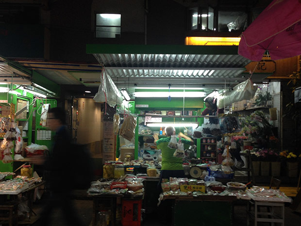 Find a variety of stalls outside Wan Chai Market selling everyday goods.