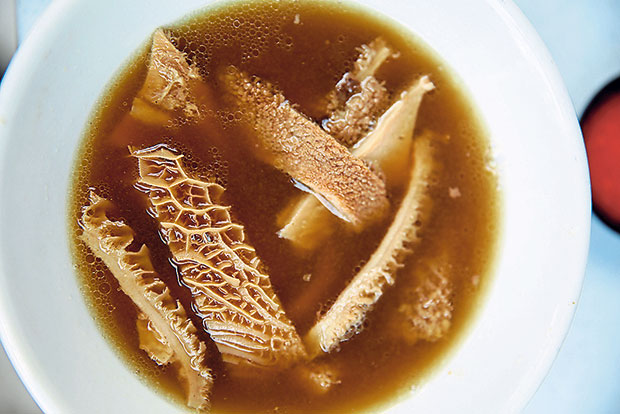 The honeycomb like tripe is a must-order with a bowl of cow’s stomach.