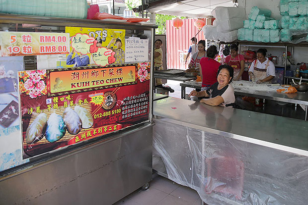 At their Taman Muda premises, the day starts early at around 5am with the preparation of the ingredients.