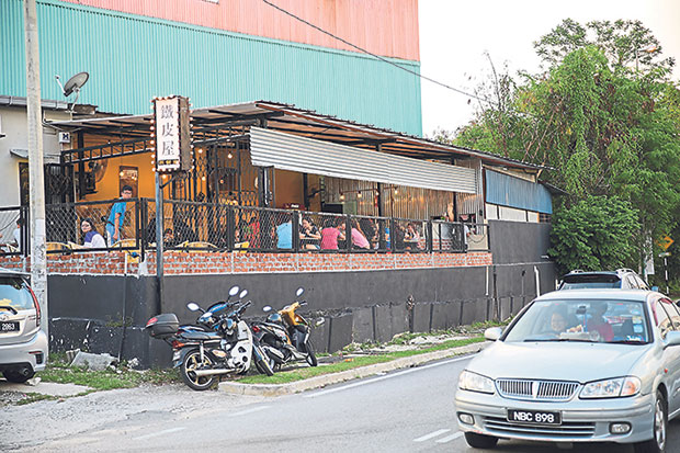 Look for the zinc roofed kopitiam next to the badminton centre.