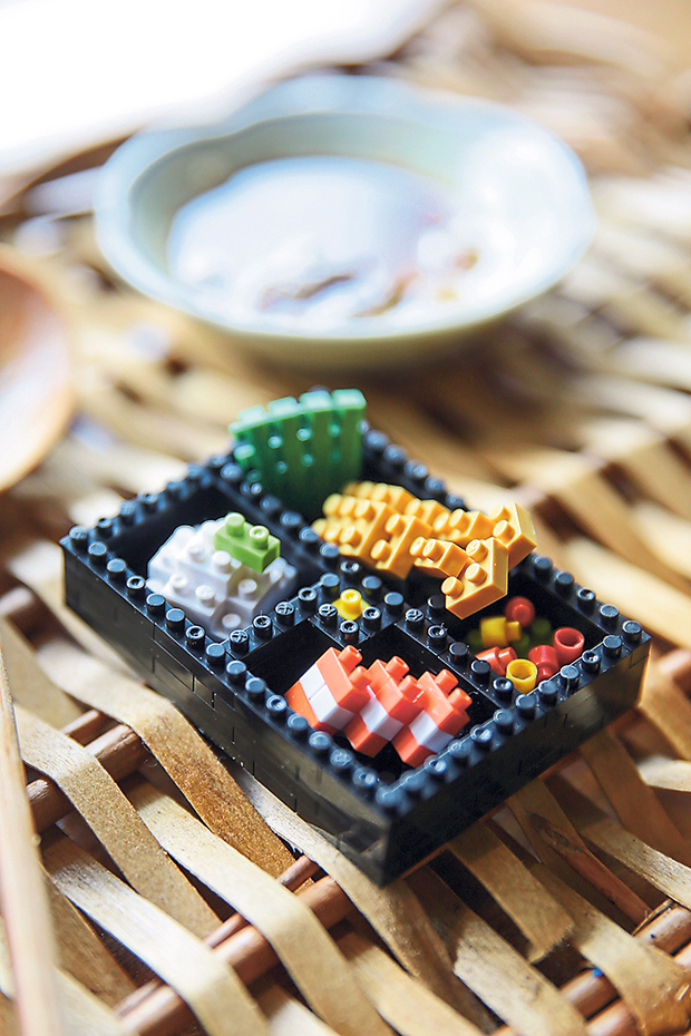 Guess each ingredient in this nanoblock bento.