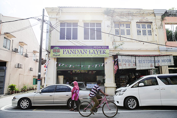 Located near the train station, everyone in Klang knows the place for pandan layer cake is at Regent.
