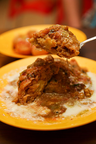 Samosas are served with yoghurt and tamarind chutney.