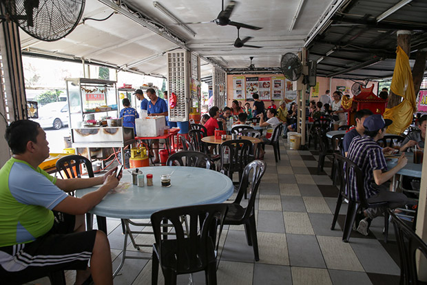 Facing the main road in Kepong Baru, the stall gets customers like homesick Penangites during the weekends.