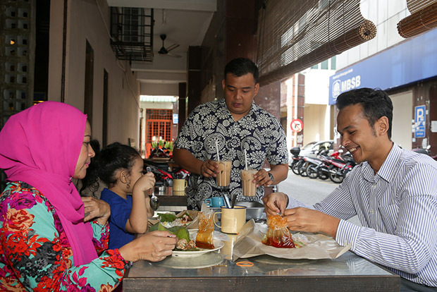 The customers are often people from Terengganu who are seeking the taste of their hometown.
