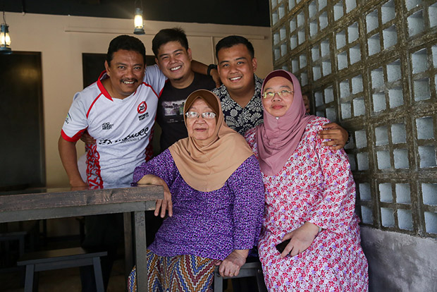 From left to right: Wan Ameer Ruzman bin Wan Salaidin, Wan Adib Zahiruddin, Wan Ameer Naqiuddin, Zunita Adibah binti Mohamed Adib and Toh Puan Halimah Tahar.