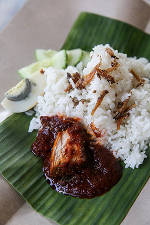 Relish the delicious nasi lemak ikan that is served with a piece of ikan tongkol hitam.