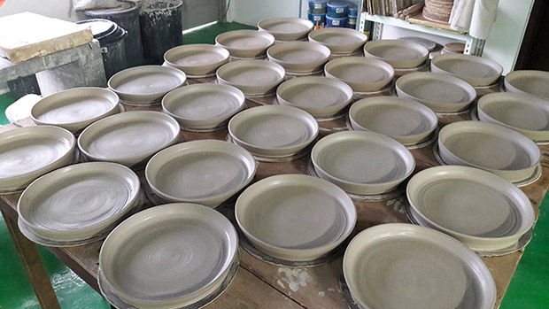 Ceramic plates that were made using the hand-throwing method.