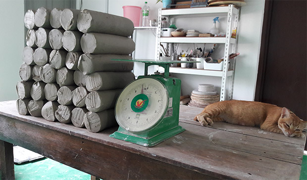 These days, Bendang uses a mixture of clay from the river and other local sources.