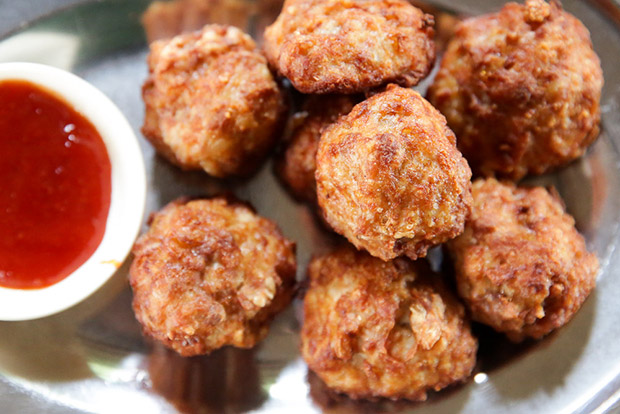 It’s hard to stop eating these juicy fried pork meatballs with yambean and carrot.