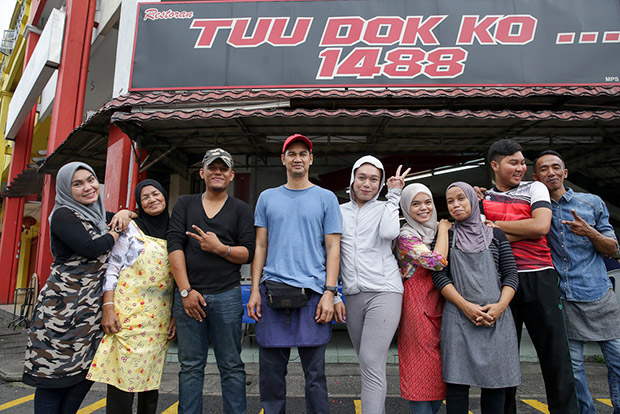 The team behind Restoran Tuu Dok Ko (from left to right): Che Azlina Che Muda, Azizah Awang, Khairul Deko, Suhaidin Ismail, Che Akmal Hakim Che Muda, Che Norsaadah Che Muda, Siti Rakiah, Shawzan and Edi.