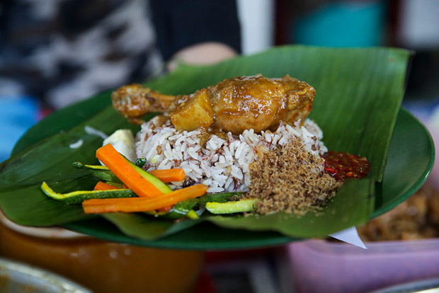 If you prefer, you can pair the popular gulai ayam with nasi dagang.