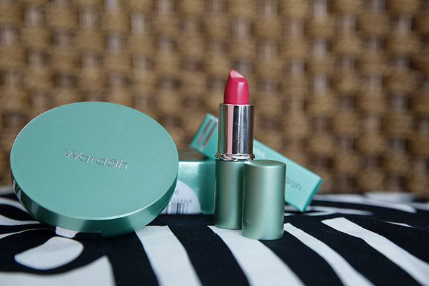 Let your inner beauty shine through with this stunning Wardah lipstick and Everyday Luminous Face Powder.