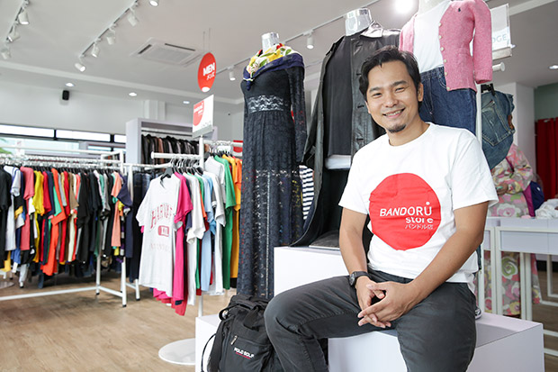 Mohd Wafi bin Mohd Shari (Wafi) started Bandoru Store so that people can wear branded apparel at an affordable price point.