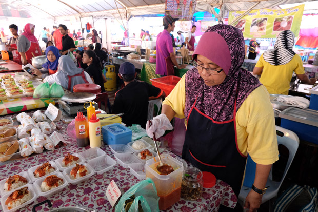 Sarinah Omar used to sell char koay teow but now sells nasi lemak at the bazaar.