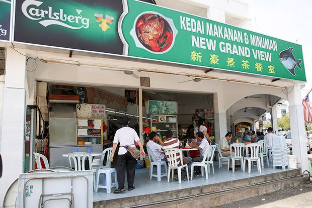 Look for delicious nasi kunyit, yam cake and other goodies at this corner coffeeshop.