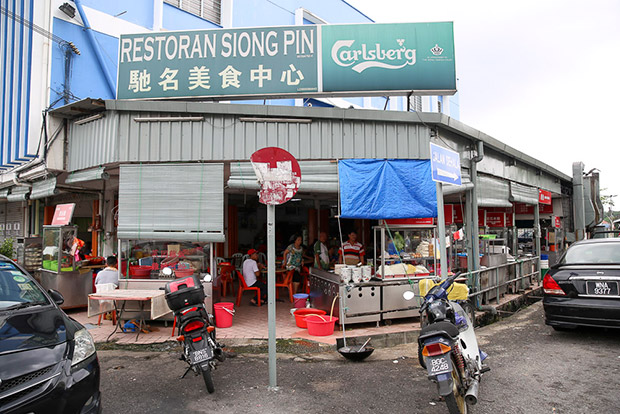 This corner coffee shop in Petaling Jaya's SS3 area has housed the mee Jawa goreng stall for about 10 years.