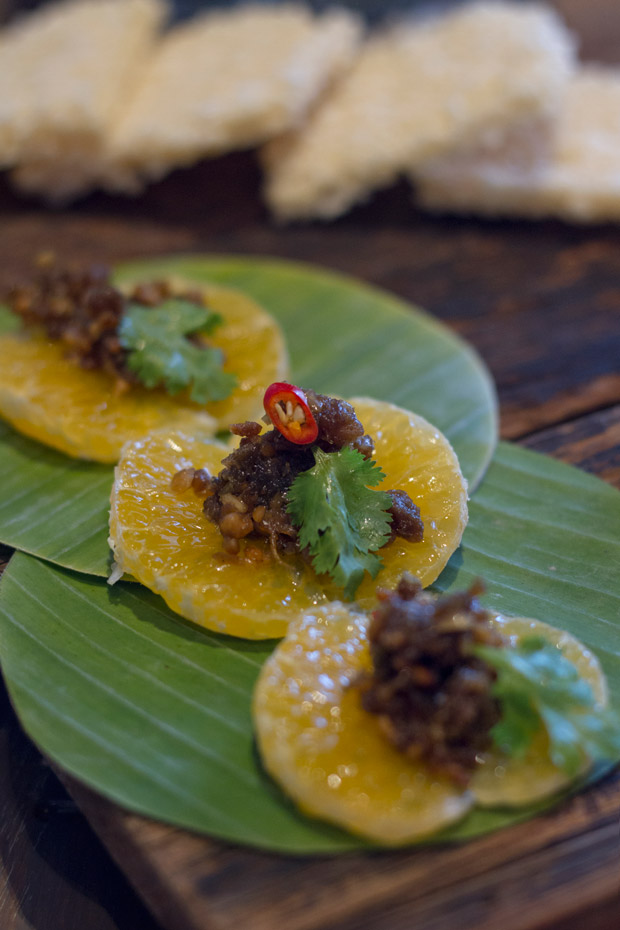 Ma hor (minced pork stir-fried with garlic and peanuts on tangerine slices).