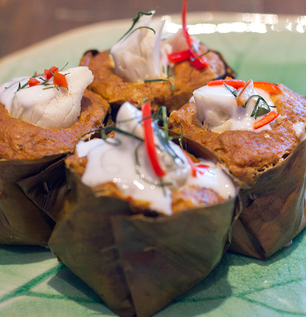 Hor mok (steamed crab meat with curry paste in banana-leaf cups).