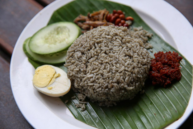 The nasi lemuni is served like nasi lemak with sambal, toasted peanuts, fried ikan bilis, hard boiled egg and cucumbers.