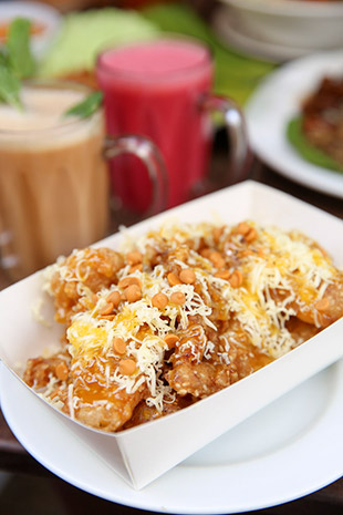 Nana Frits is Mari Canai’s version of pisang goreng cheese; this version has mango sauce and caramel chocolate chips.
