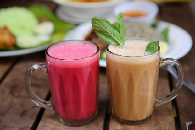 Drinks include unusual ones with a rose theme, like the Teh Tarik Cinta and Teh Tarik Damas.