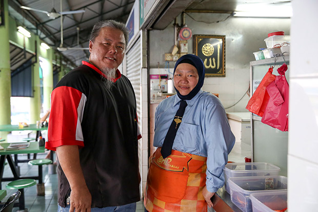 Jamal Tan bin Abdullah with his wife Ooi Hai Choo at their Hokkien mee stall.
