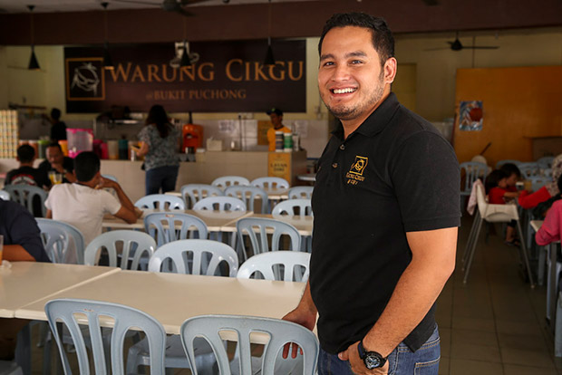 Kelantan native Nik Mohd Faiz manages both Warung Cikgu outlets.