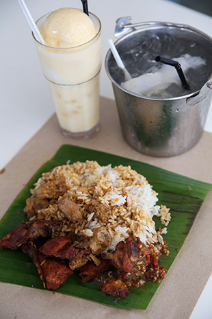 For a satisfying meal, go for the nasi Mmanggey with their Shake!Gu and kelapa baldi.